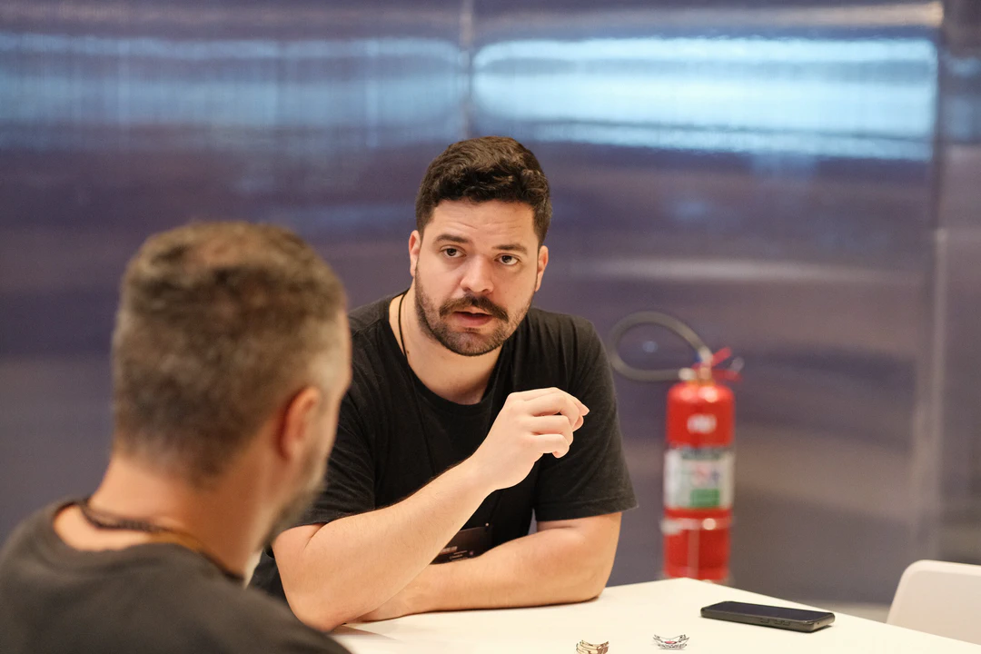 Matheus Oliveira talking at an event about his open source journey